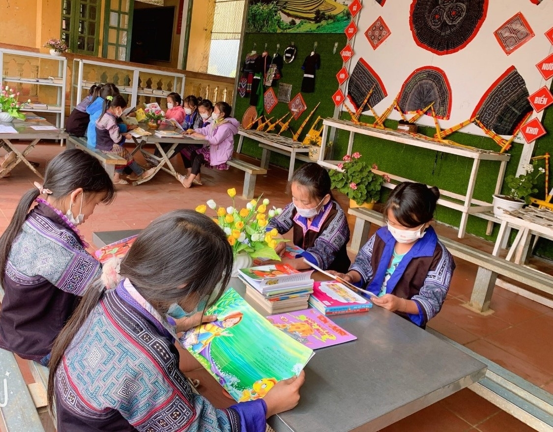Các em học sinh Trường PTDTNT THPT huyện Điện Biên Đông tại thư viện nhà trường