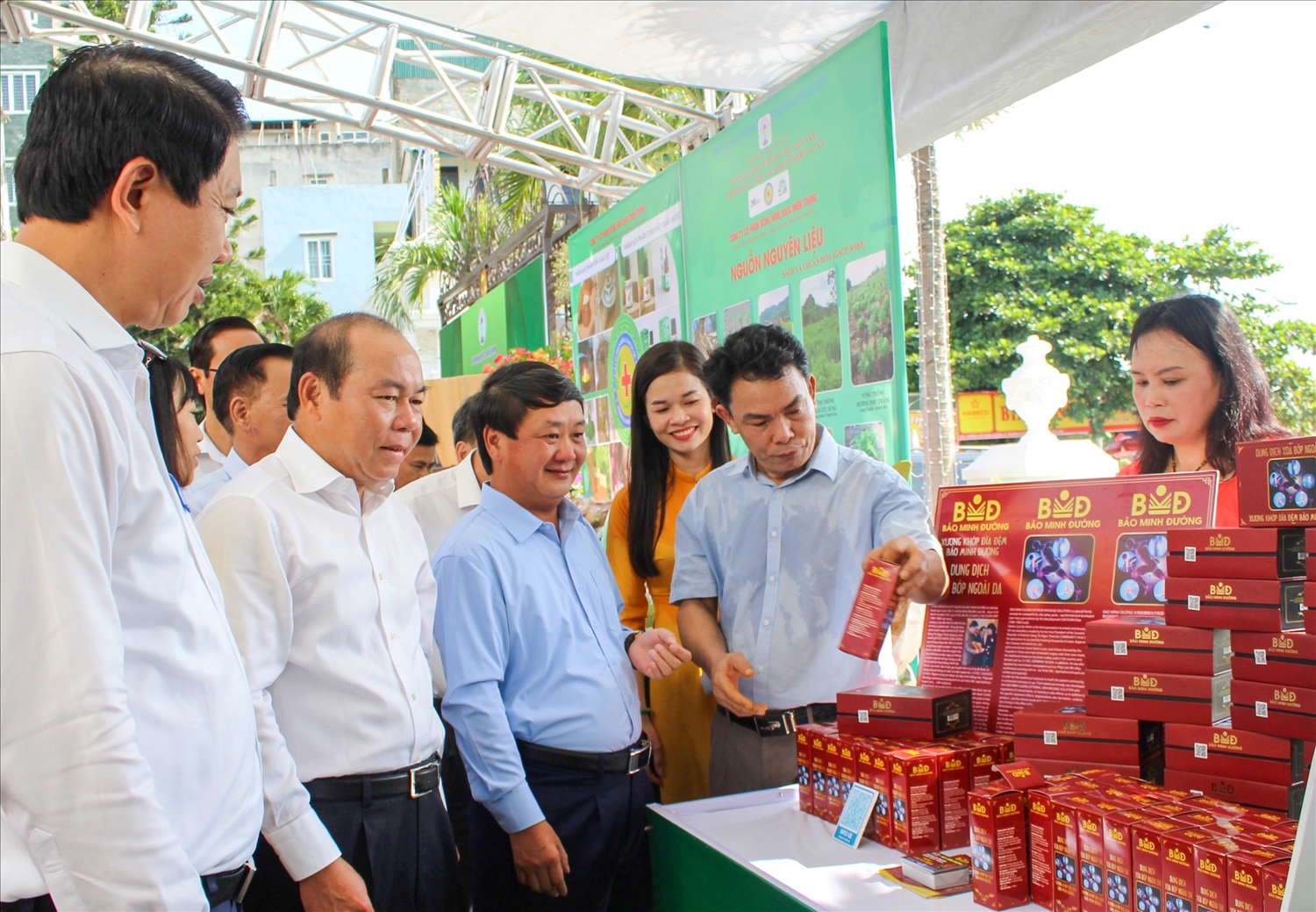 Bộ Trưởng, Chủ nhiệm UBDT Hầu A Lềnh tham quan các gian hàng tại Diễn đàn kinh tế Dược liệu Việt Nam