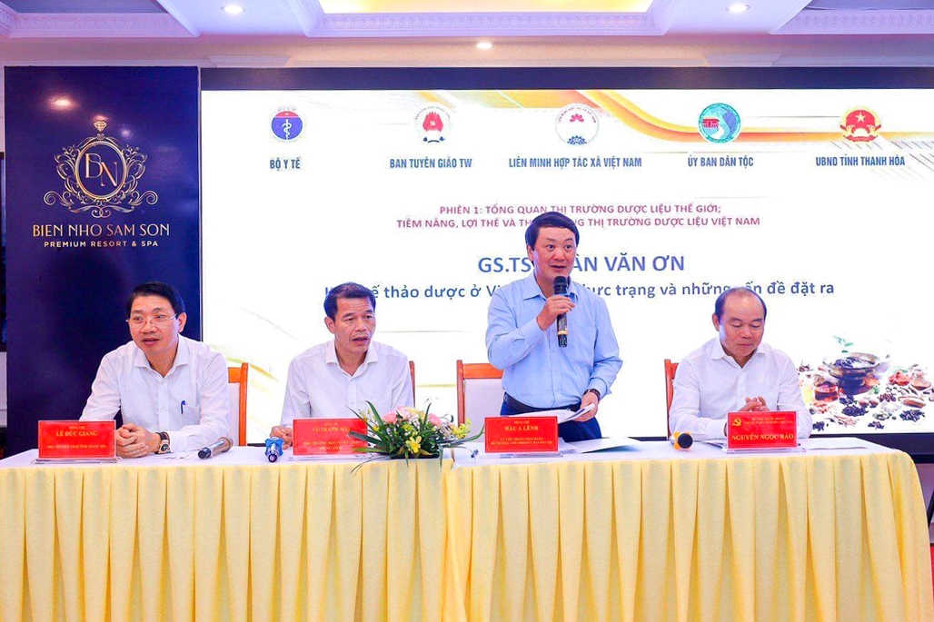 Các đại biểu về tham dự Diễn đàn kinh tế Dược liệu Việt Nam