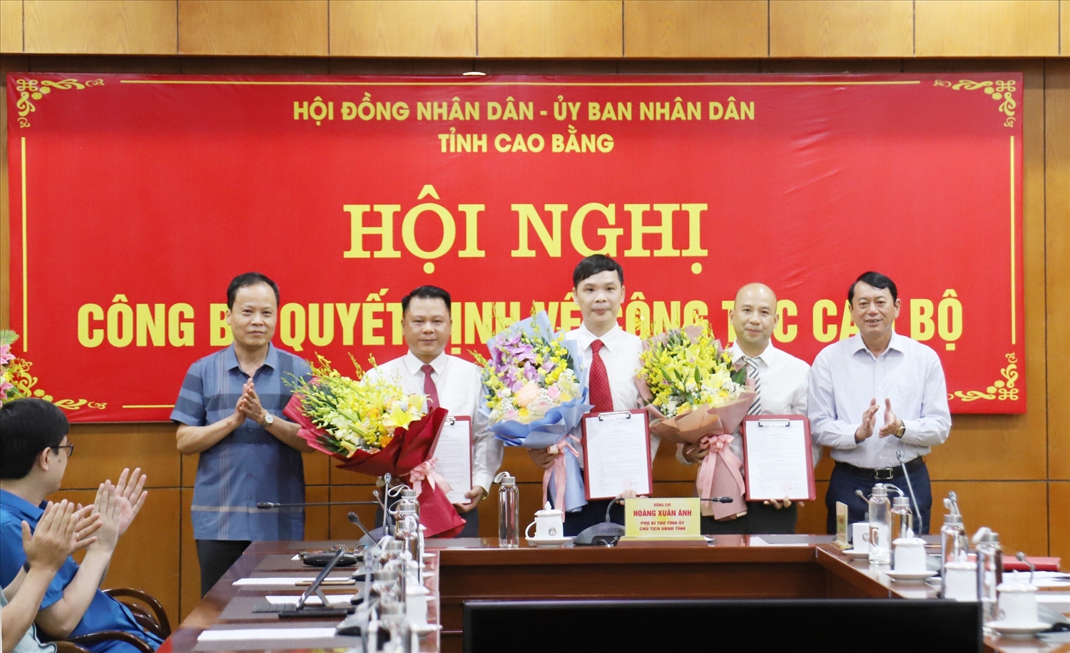 Chủ tịch UBND tỉnh Cao Bằng Hoàng Xuân Ánh (bìa phải) chúc mừng các cán bộ nhận quyết định điều động, bổ nhiệm. Ảnh: Vũ Tiệp