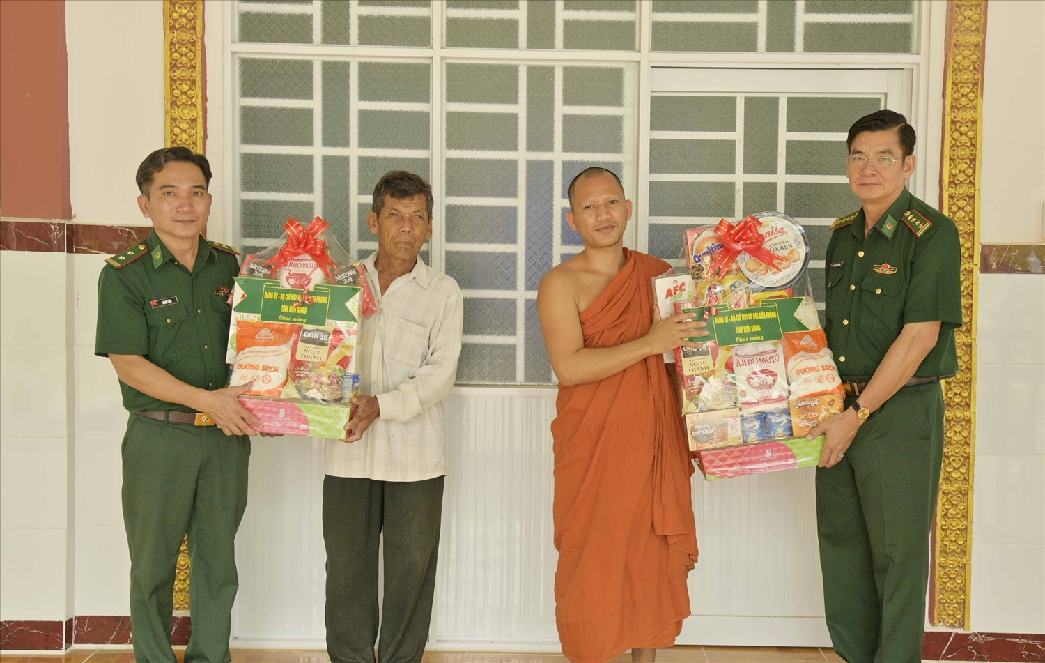 Bộ đội Biên phòng tỉnh Kiên Giang thăm và tặng quà các vị chức chức sắc và Người có uy tín khu vực biên giới nhân dịp tết cổ truyền đồng bào Khmer 