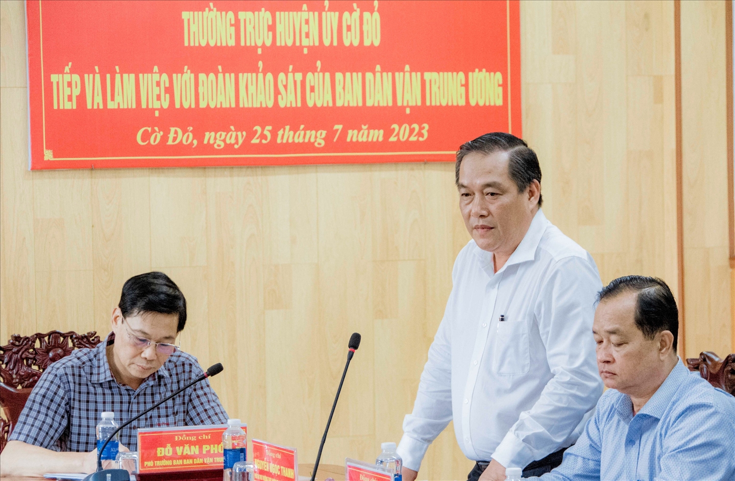 Ông Nguyễn Ngọc Thanh – Phó Bí thư Thường trực Huyện ủy, Chủ tịch HĐND huyện Cờ Đỏ tham gia đóng góp bổ sung báo cáo 