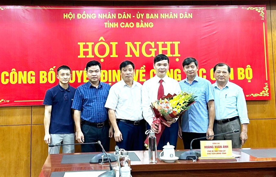Ông Bế Văn Hùng, Trưởng Ban Dân tộc tỉnh cùng các lãnh đạo đến dự và chúc mừng tân Phó Trưởng Ban Dân tộc tỉnh Nông Quốc Khôi