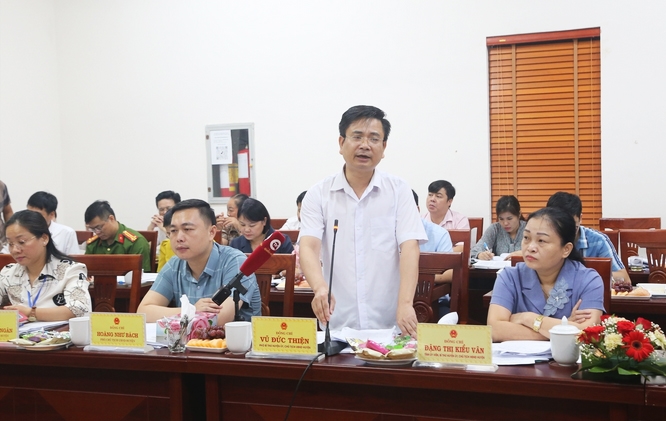 Ông Vũ Đức Thiện, Chủ tịch UBND huyện Tràng Định báo cáo việc triển khai thực hiện các chương trình mục tiêu quốc gia trên địa bàn huyện 
