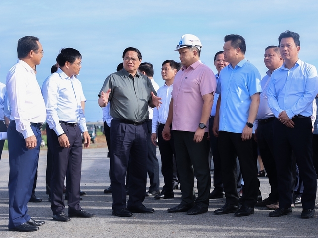 Thủ tướng Phạm Minh Chính cùng đoàn công tác của Chính phủ đi kiểm tra dự án đường vành đai 3 TPHCM qua Long An - Ảnh: VGP/Nhật Bắc