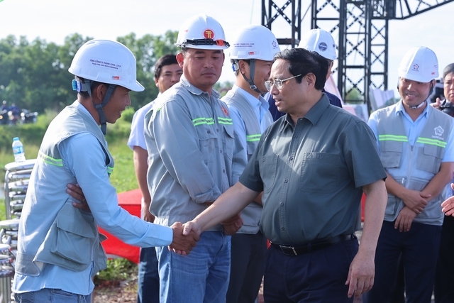 Thủ tướng Phạm Minh Chính động viên đội ngũ cán bộ, công nhân đang làm việc trên công trường - Ảnh: VGP/Nhật Bắc