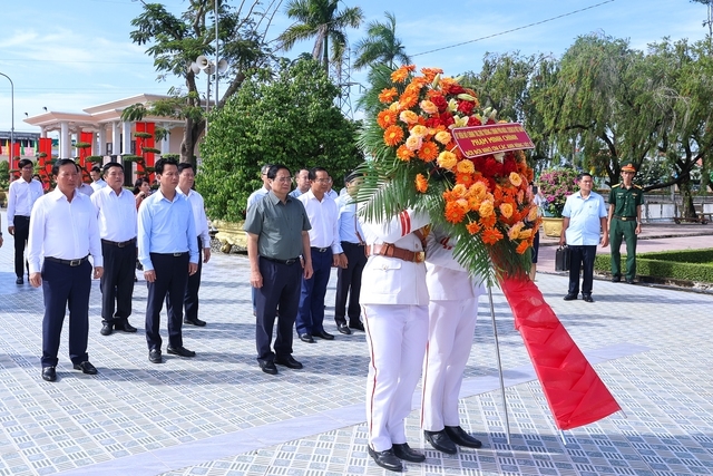 Thủ tướng Phạm Minh Chính và đoàn công tác đã tới dâng hương tại Nghĩa trang Liệt sĩ tỉnh Long An - Ảnh: VGP/Nhật Bắc