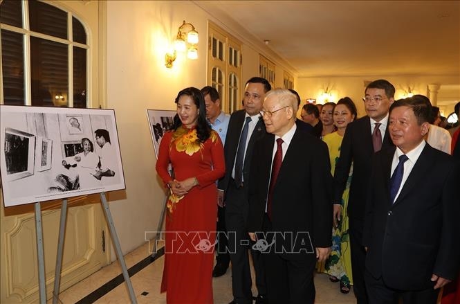 Tổng Bí thư Nguyễn Phú Trọng xem một số hình ảnh trưng bày tại buổi lễ - Ảnh: TTXVN