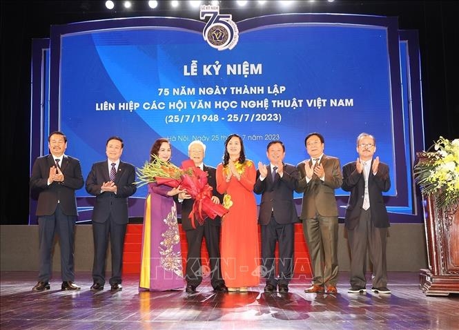 Liên hiệp các Hội Văn học nghệ thuật Việt Nam trao Kỷ niệm chương "Vì sự nghiệp Văn học nghệ thuật" và tặng hoa chúc mừng Tổng Bí thư Nguyễn Phú Trọng - Ảnh: TTXVN