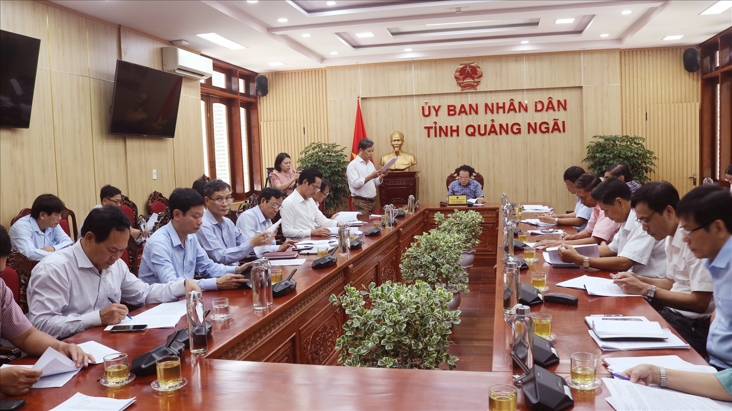 Trưởng Ban Dân tộc tỉnh Quảng Ngãi Trần Văn Mẫn báo cáo tình hình thực hiện Chương trình MTQG 1719 tại UBND tỉnh.