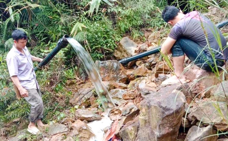 Người dân đã nhiều lần tự khắc phục các đoạn ống dẫn nước bị mưa lũ cuốn trôi