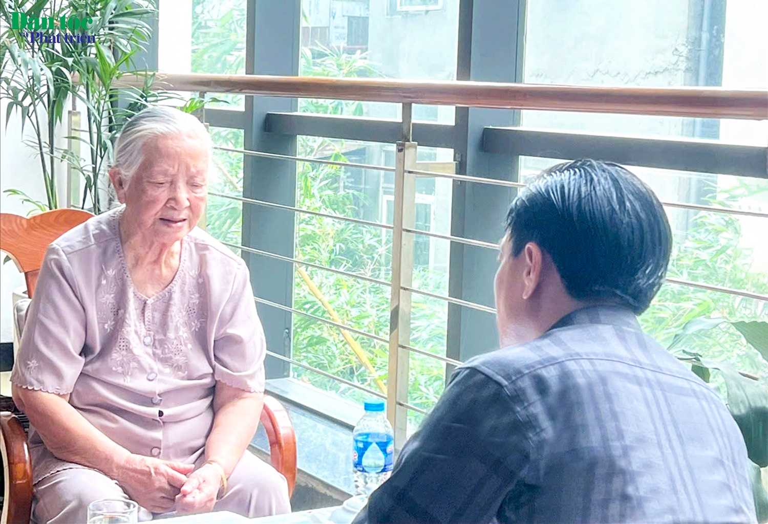 Bà Đặng Thị Ngọc Bảo (91 tuổi, trú phường Phúc Xá, quận Ba Đình, Hà Nội) cung cấp thông tin cho phóng viên Báo Dân tộc và Phát triển
