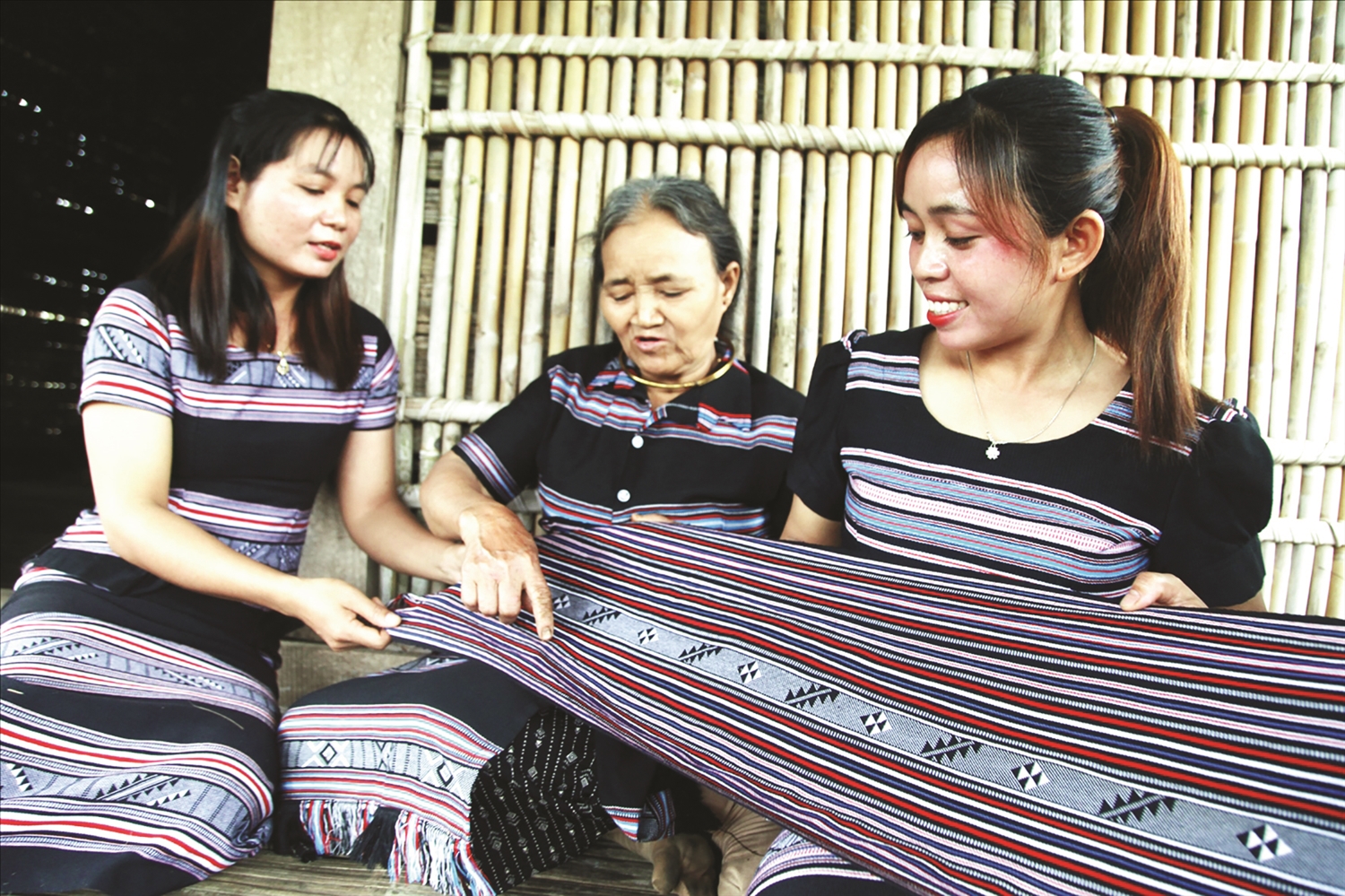 Nhiều bạn trẻ người Hrê tại Làng Teng đam mê dệt thổ cẩm truyền thống là một tín hiệu đáng mừng.