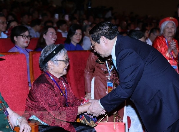 Thủ tướng Phạm Minh Chính thăm hỏi, tặng quà cho các Mẹ Việt Nam Anh hùng tham dự Hội nghị Biểu dương Người có công với Cách mạng Tiêu biểu Toàn quốc năm 2023. (Ảnh: Dương Giang/TTXVN)
