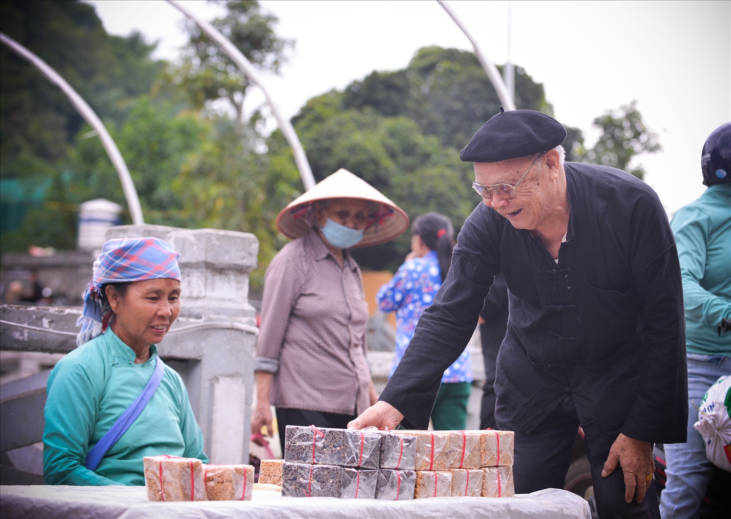 Bánh bóng là thứ quà không thể thiếu trong các dịp lễ tết và lễ hội của đồng bào Giáy Lai Châu. 