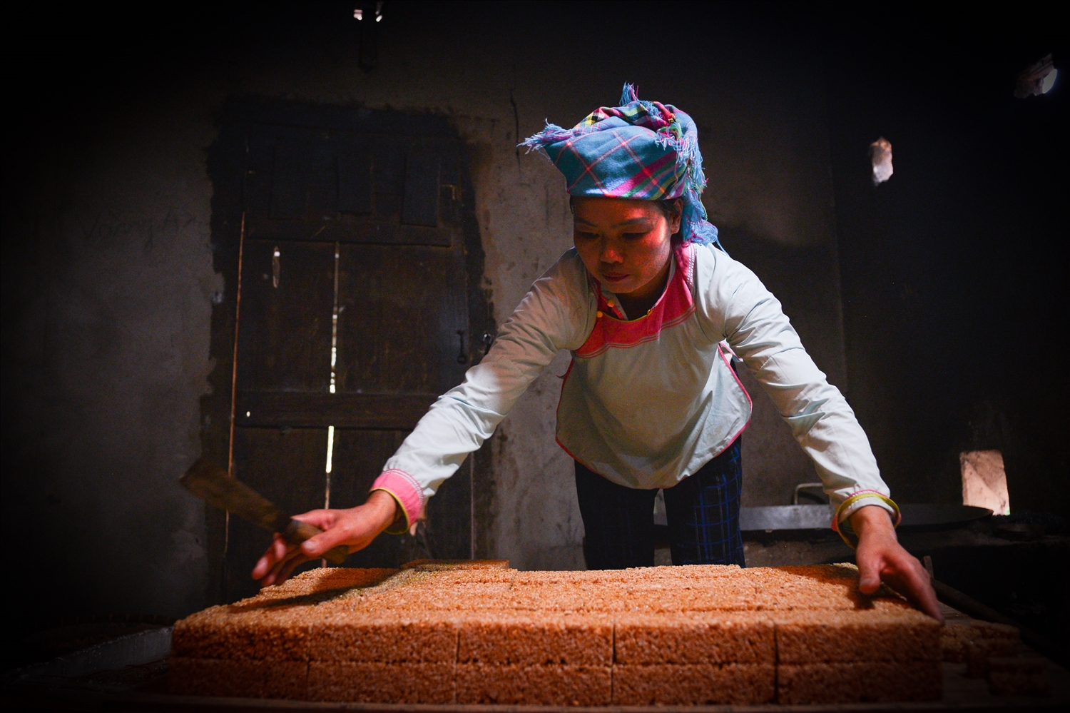 Bánh bỏng được người Giáy Lai Châu được làm hoàn toàn theo phương pháp thủ công, không sử dụng bất kỳ một thiết bị máy móc nào. Do vậy, mỗi công đoạn từ khâu sàng đãi, rang gạo, làm đường dẻo… đến đóng khuôn, gói bánh đều được thực hiện rất cẩn thận và tỉ mỉ.
