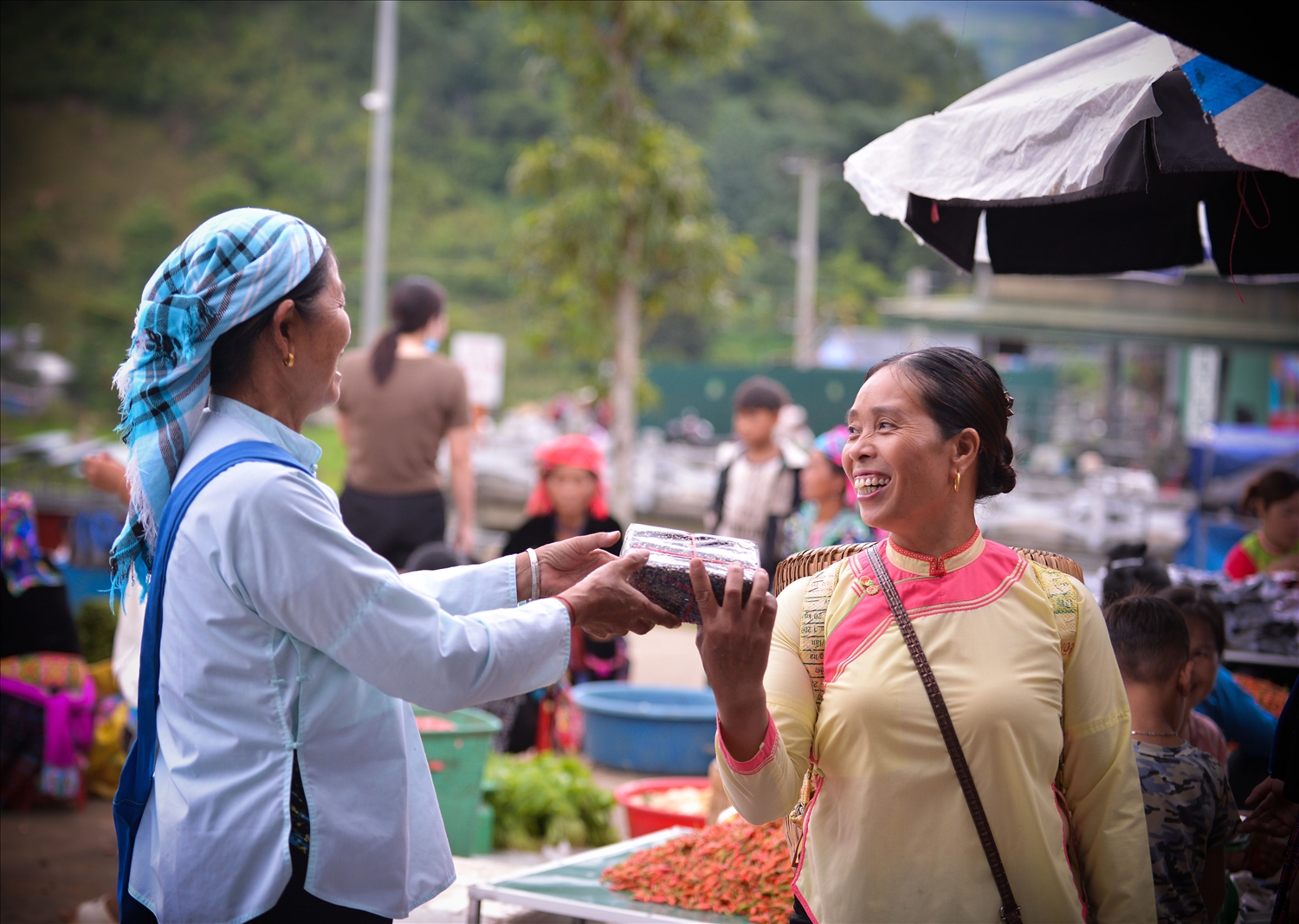 Ngoài giao cho các nhà hàng, các điểm du lịch, bánh bóng được người Giáy Lai Châu bán nhiều trong các dịp chợ phiên ở San Thàng vào các phiên thứ Năm và Chủ Nhật hàng tuần. 