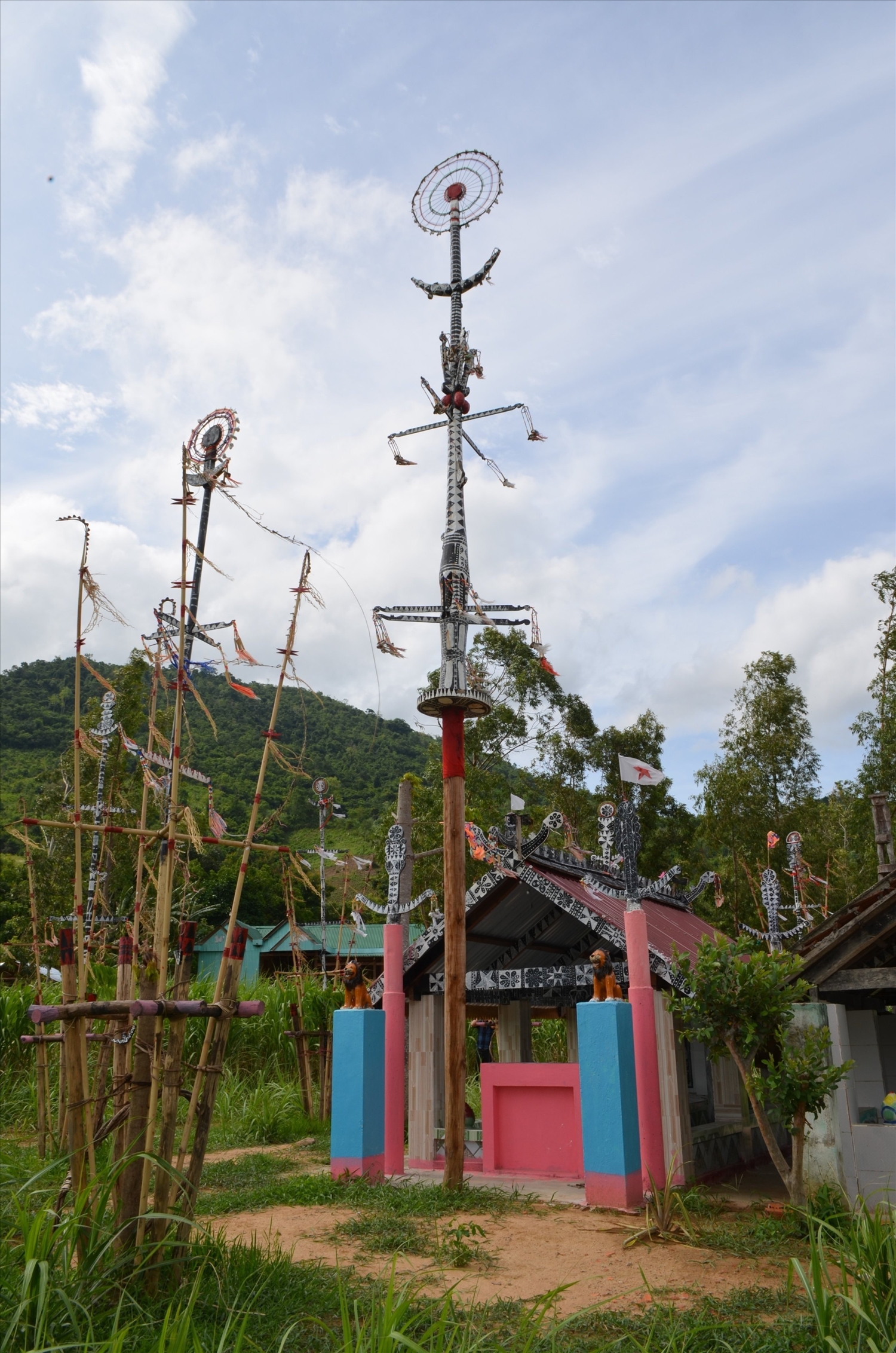 Nhà mồ của người Chăm H’roi ở Gia Lai với cột Kút Na vươn cao (Ảnh: Xuân Toản)