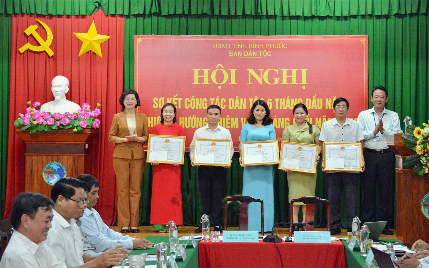 Bà Trần Tuyết Minh (bìa trái) trao Bằng khen của UBND tỉnh Bình Phước cho các tập thể và cá nhân có thành tích trong công tác tham mưu triển khai thực hiện Nghị quyết số 52/2016/NQ - CP của Chính phủ.