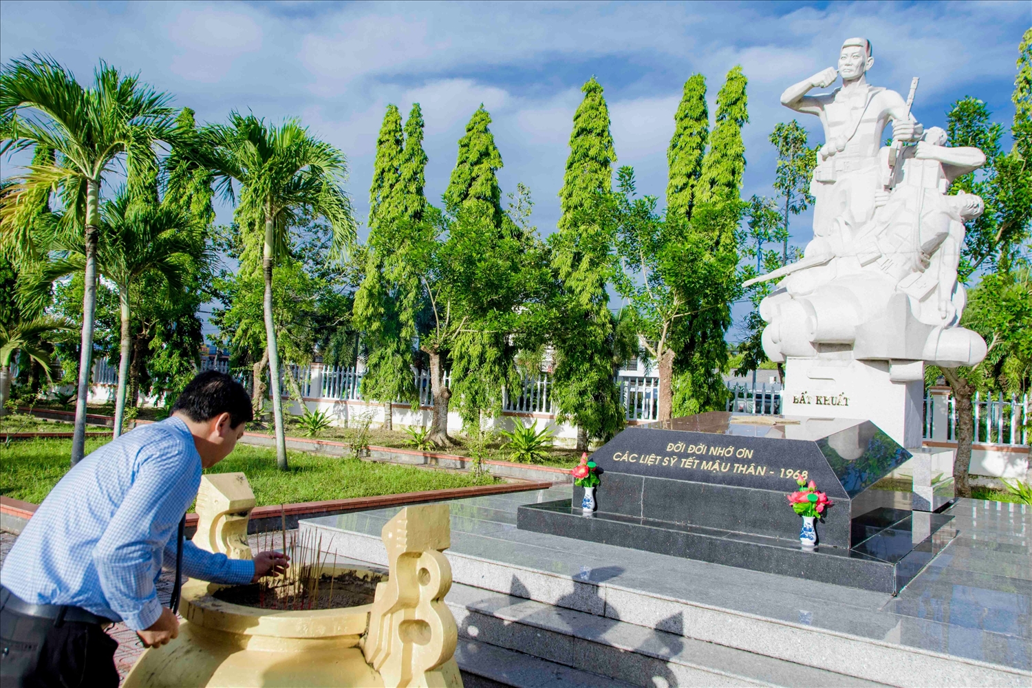  Bí thư Tỉnh ủy, Chủ tịch HĐND tỉnh Cà Mau Nguyễn Tiến Hải dâng hương trước tượng đài các Liệt sĩ Tết Mậu Thân (1968) tại Nghĩa trang liệt sĩ tỉnh Cà Mau