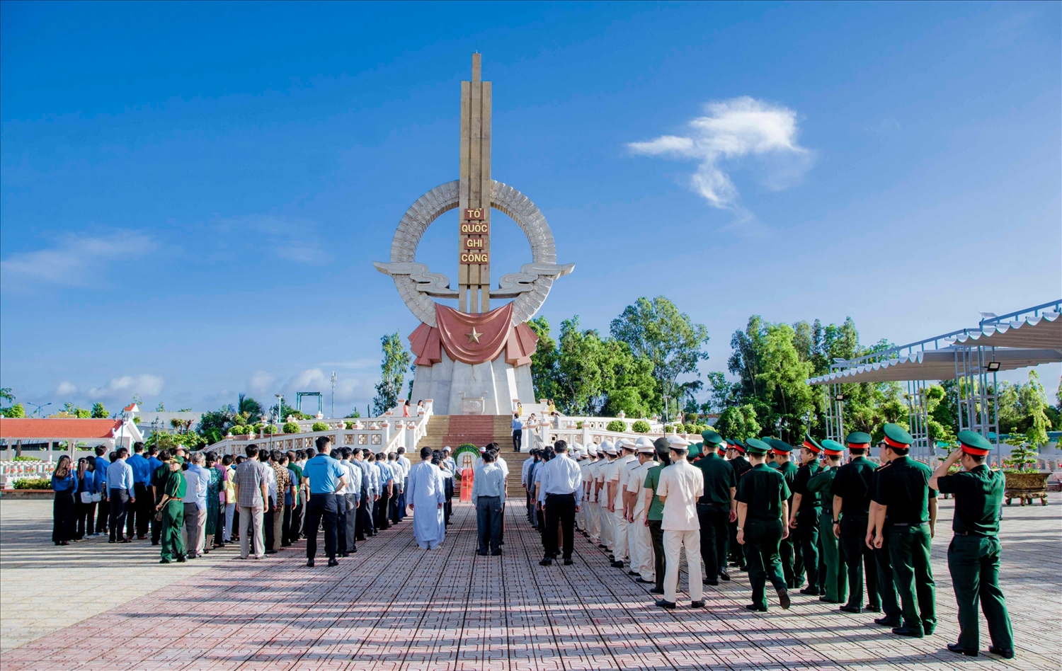 Nghĩa trang Liệt sĩ tỉnh Cà Mau không chỉ là nơi tri ân, tôn vinh những liệt sĩ hy sinh vì Tổ quốc, mà còn trở thành địa chỉ đỏ để giáo dục truyền thống cách mạng cho thế hệ trẻ.