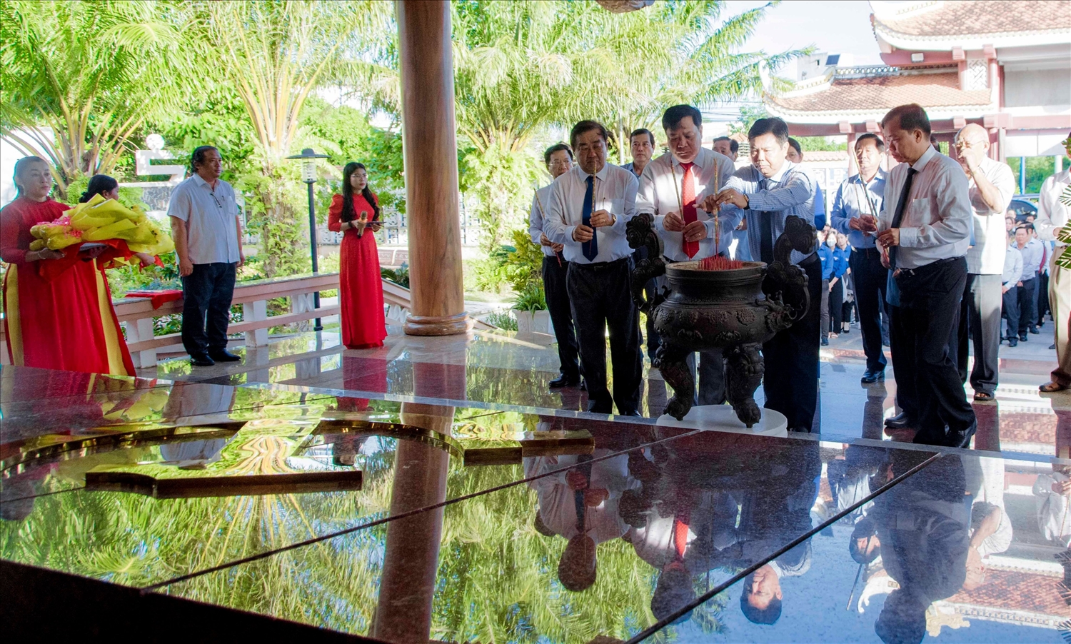 Lãnh đạo Tỉnh ủy - HĐND - UBND - UBMTTQVN tỉnh Cà Mau dâng hương tại nghĩa trang Liệt sĩ tỉnh