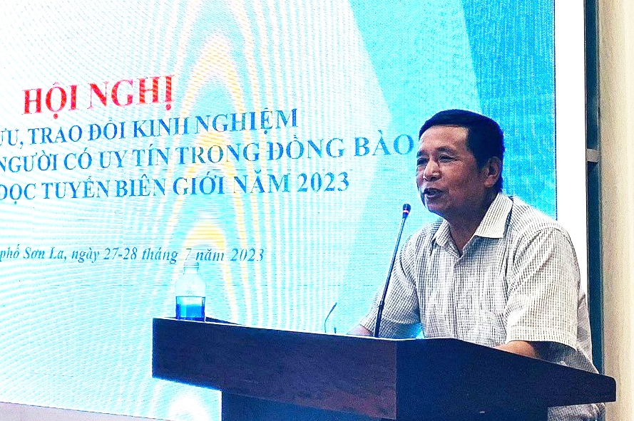 Ông Lò Thanh Sinh - Người có uy tín của xã Lóng Sập, huyện Mộc Châu chia sẻ kinh nghiệm tại Hội nghị