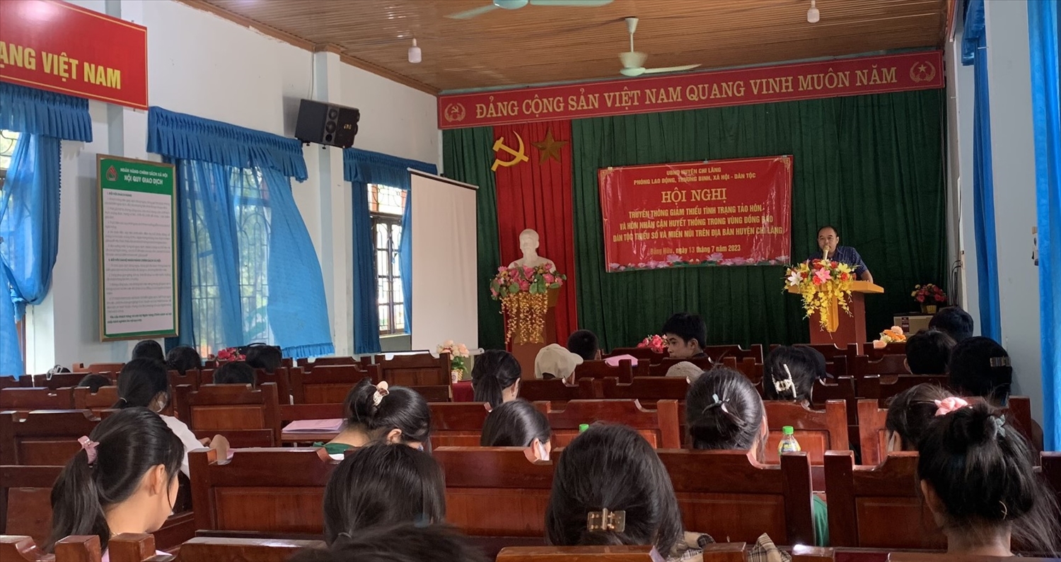 Phó Trưởng Phòng Lao động, Thương binh, Xã hội - Dân tộc huyện Chi Lăng Hoàng Văn Tầm truyền đạt các nội dung tới các đại biểu tham dự Hội nghị tại xã Bằng Hữu.