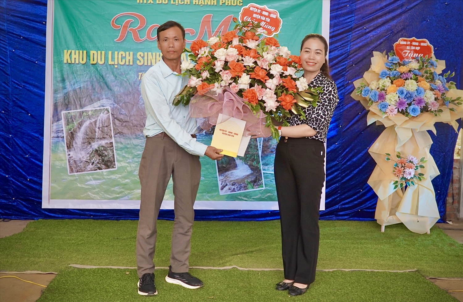 Phó chủ tịch UBND huyện Văn Yên Lã Thị Liền tặng hoa chúc mừng HTX Du lịch Hạnh Phúc nhân dịp ra mắt.