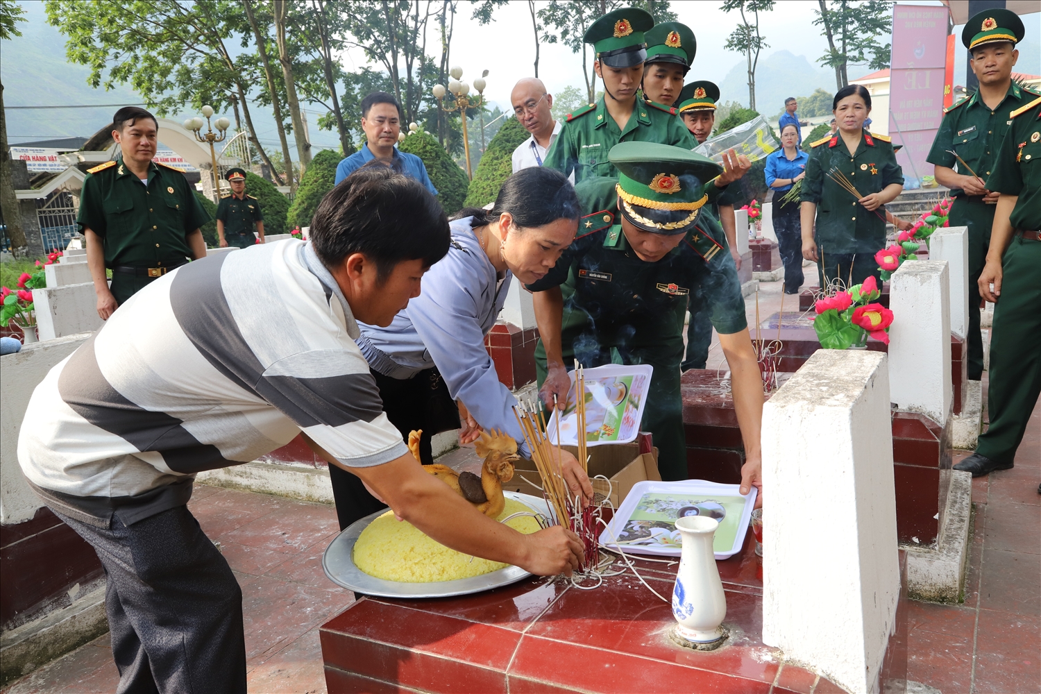 Thân nhân liệt sĩ Hoàng Văn Phú xúc động khi tìm lại được mộ người thân sau 44 năm tìm kiếm