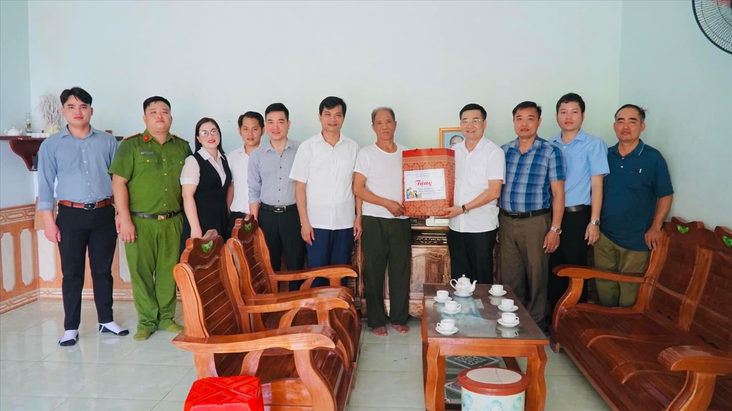 Chủ tịch UBND huyện Văn Yên Hà Đức Anh tặng quà thương binh Triệu Văn Chiêu sinh sống tại xã Quang Minh 
