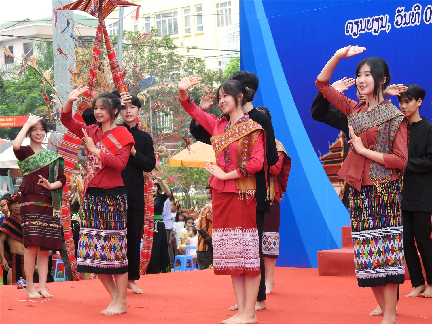 Các cô gái dân tộc Lào tham gia biểu diễn tại Ngày hội giao lưu văn hóa, thể thao và du lịch vùng biên giới Việt Nam – Lào lần thứ III, năm 2022