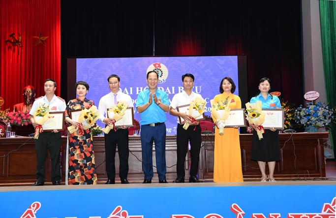 Ông Nguyễn Quang Hải - Chủ tịch Công Đoàn UBDT tặng Giấy khen của Ban Chấp hành Công đoàn UBDT cho 06 tập thể có thành tích xuất sắc
