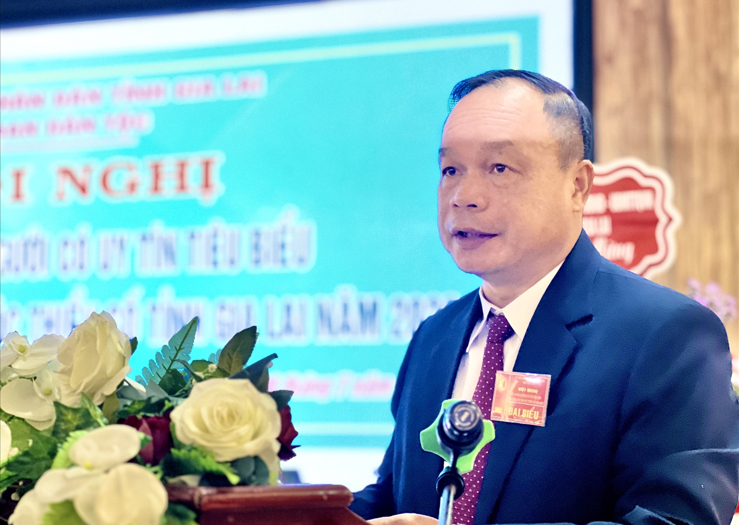 Ông Dương Mah Tiệp - Phó Chủ tịch UBND tỉnh Gia Lai biểu dương, ghi nhận những đóng góp của đội ngũ Người có uy tín tại các thôn làng