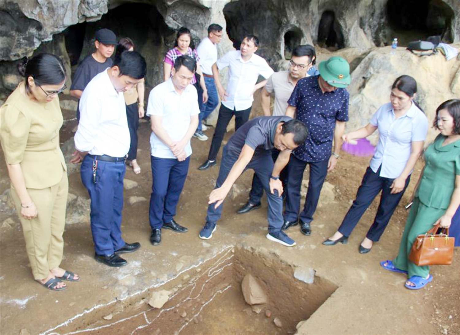Các đại biểu tham quan thực địa tại di chỉ khảo cổ hang Ngườm Sâu