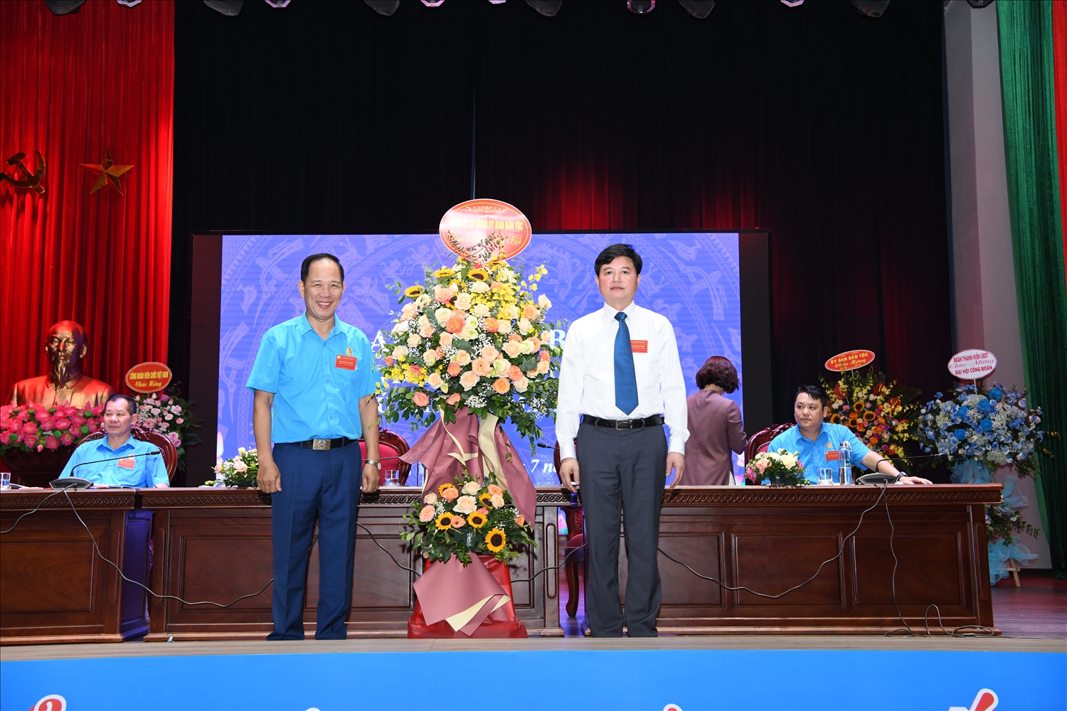 Ông Cầm Văn Thanh, Phó Bí thư Đảng ủy cơ quan UBDT tặng qua chúc mừng Đại hội
