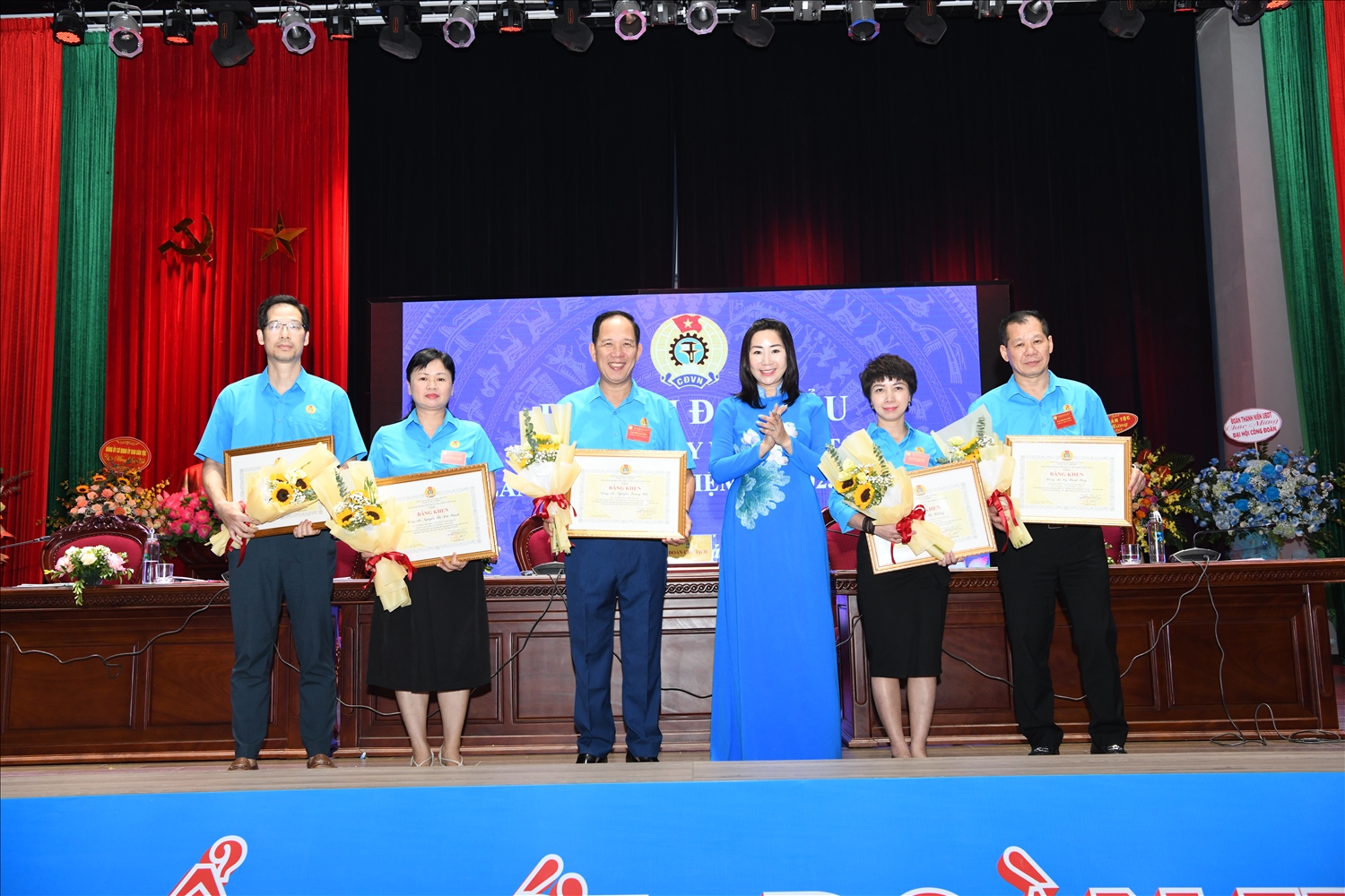 Bà Trần Thị Kim Anh, Phó Chủ tịch Công đoàn Viên chức Việt Nam tặng Bằng khen của Công đoàn Viên chức Việt Nam cho 05 cá nhân có thành tích xuất sắc