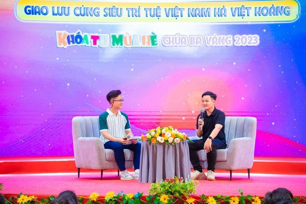 Bạn Hà Việt Hoàng, chàng trai “siêu trí tuệ”- một trong 10 gương mặt trẻ tiêu biểu của Thủ đô Hà Nội năm 2019 giao lưu, chia sẻ với khóa sinh tại Khóa tu mùa Hè