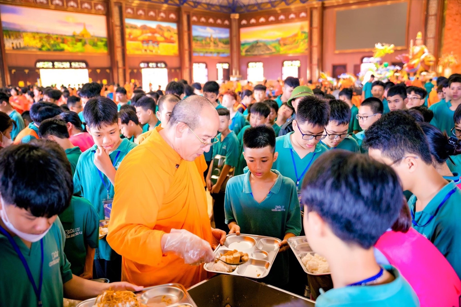 Thầy Thích Trúc Thái Minh, Trụ trì chùa Ba Vàng phát cơm cho các khoa sinh tham gia Khóa tu mùa Hè