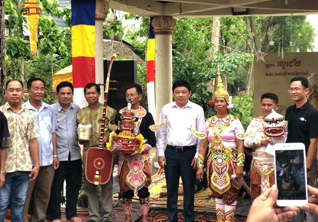 Ông Thạch MuNi - Phó Trưởng Ban dân tộc tỉnh Trà Vinh cùng đội văn nghệ của đoàn nghệ thuật văn hoá Khmer tỉnh 