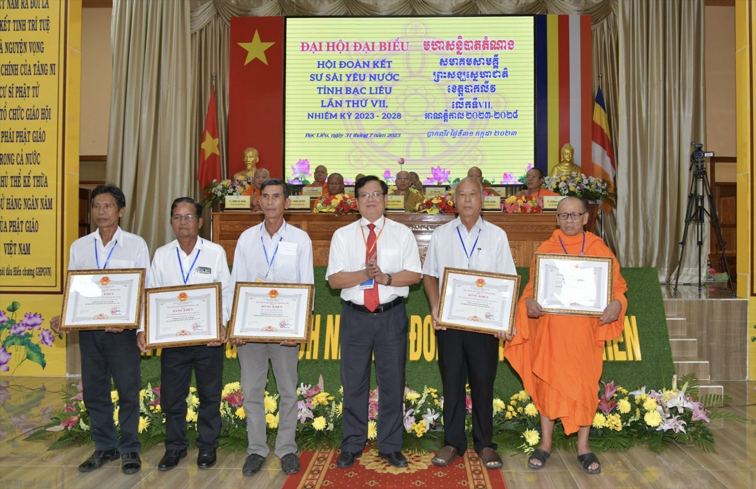 Ông Nguyễn Văn Hoà, Chủ tịch Ủy ban MTTQ Việt Nam tỉnh Bạc Liêu trao Bằng khen đến 5 tập thể đã có thành tích đóng góp xuất sắc trong công tác phật sự và thế sự nhiệm kỳ 2018 – 2023