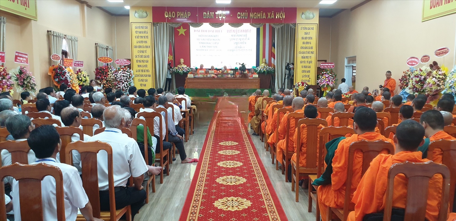  Hơn 145 đại biểu chính thức là Người có uy tín, Ban quản trị của 22 chùa, 10 salatel trên địa bàn tỉnh tham dự đại hội