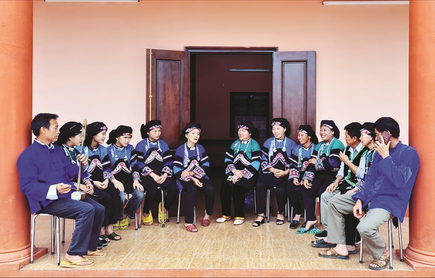 Hiện nay, tỉnh Lào Cai đã thành lập được 3 đội văn nghệ dân tộc Bố Y, mỗi đội gồm 30 thành viên.