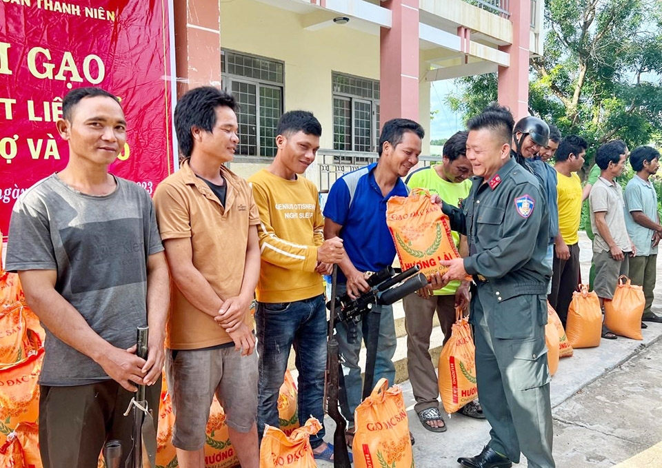 Thượng tá Nguyễn Công Hòa tặng gạo cho người dân