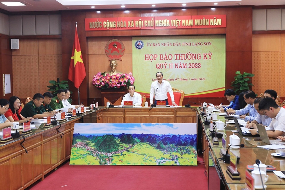 Ông Dương Xuân Huyên - Phó Chủ tịch thường trực UBND tỉnh Lạng Sơn phát biểu tại buổi Họp báo