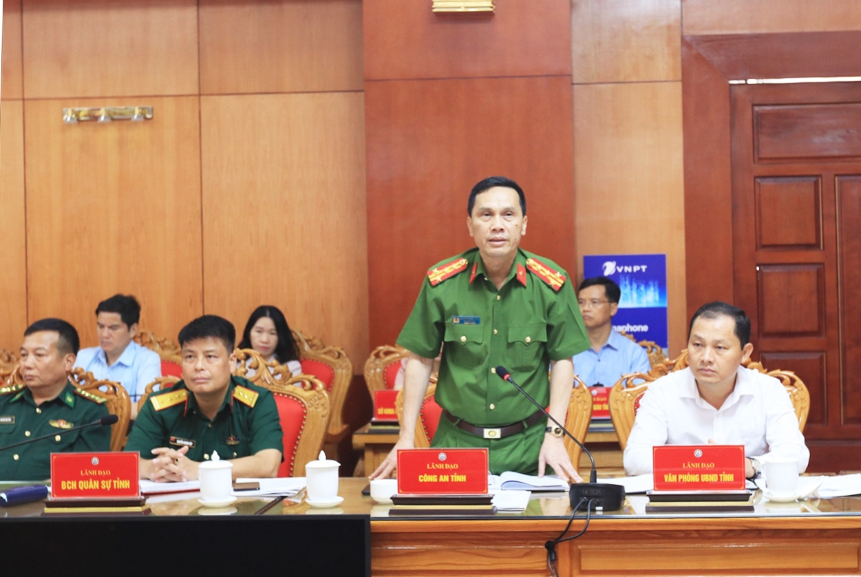 Lãnh đạo Công an tỉnh Lạng Sơn trả lời các câu hỏi của phóng viên Báo Dân tộc và Phát triển tại buổi Họp báo