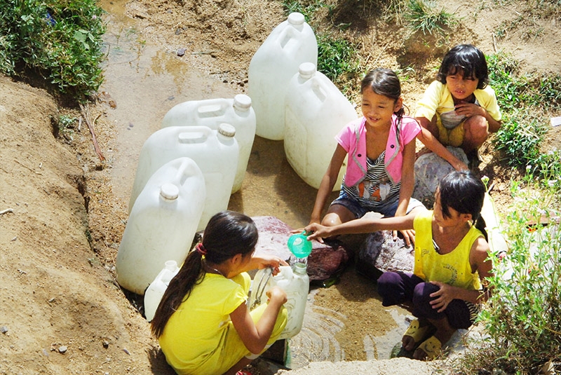 Nguồn nước cạn kiệt vào mùa nắng trẻ em miền núi Phú Yên phải ra suối lấy nước về cho gia đình sinh hoạt