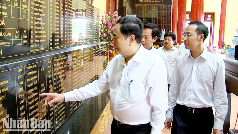 Phó Chủ tịch Thường trực Quốc hội Trần Thanh Mẫn thăm bia ghi danh các Anh hùng, Liệt sĩ tại Nghĩa trang liệt sĩ Tp. Phú Quốc, tỉnh Kiên Giang