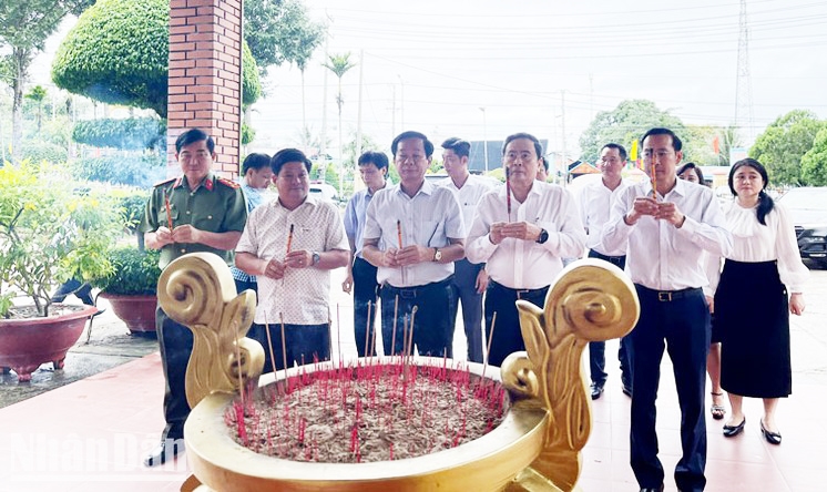 Phó Chủ tịch Thường trực Quốc hội Trần Thanh Mẫn thắp hương tại Khu di tích Trại giam tù binh Cộng sản Việt Nam - Phú Quốc
