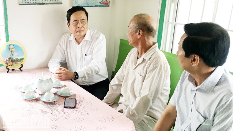 Phó Chủ tịch Thường trực Quốc hội Trần Thanh Mẫn thăm gia đình thương binh Trần Xuân Thọ ở phường An Thới, Tp. Phú Quốc